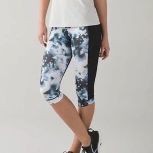 Lululemon Stop At Nothing Cropped Leggings Blue Black Print Pants Size 2 Small